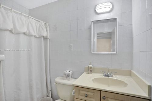 7215 15th Ave, Hialeah FL  33014-3805 exterior