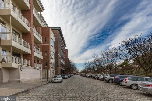 300 3rd St, Philadelphia PA  19106-1120 exterior