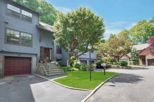 27 Derby Ct, Muttontown, NY 11771-2804
