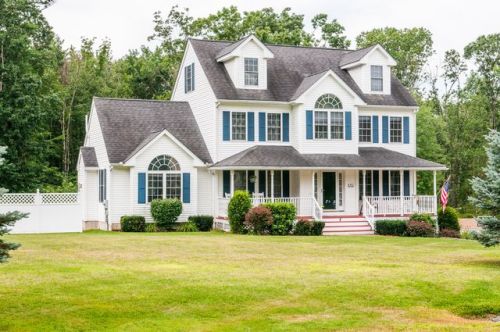 8 Red Oak Dr, Plaistow, NH 03865-2430