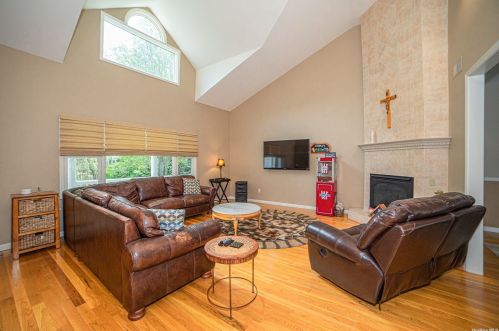 45 West Ln, Bayshore, NY 11706-8615