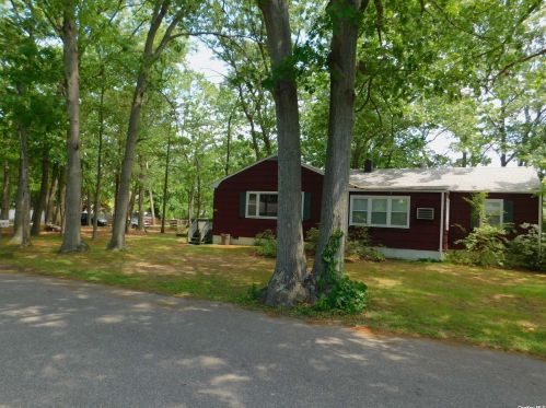 35 Forest Ave, Lake Grove, NY 11755-1528