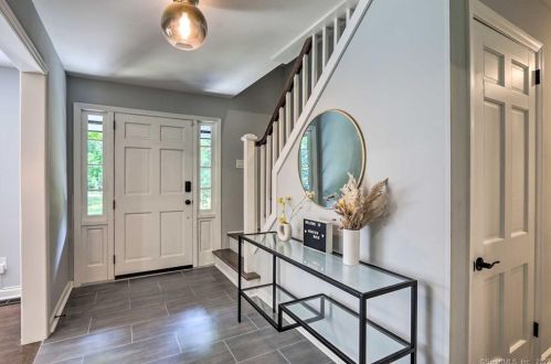 8 Tulip Tree Ln, Norwalk CT  06851-1409 exterior