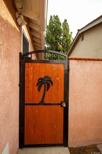 832 Stevely Ave, Long Beach CA 90808-4438 exterior