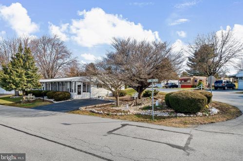 803 Lake Cir, Mount Wolf, PA 17347-8713