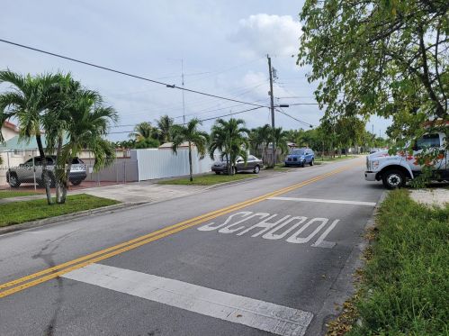 494 44th St, Hialeah, FL 33013-1858