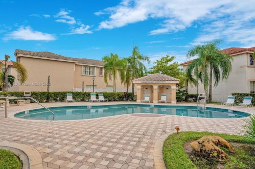 3163 176 Ter, Hollywood FL 33029-5608 exterior