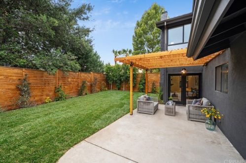 4070 Bakman Ave, North Hollywood CA  91602-3302 exterior