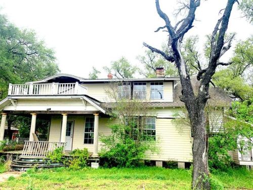 353 Evergreen St, Uvalde TX  78801-6134 exterior