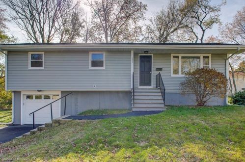 121 Fir Ave, Tiverton RI  02878-1640 exterior