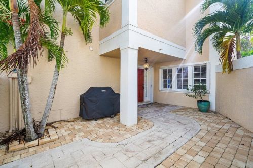 15 Blenheim Ct, West Palm Beach, FL 33418-7151