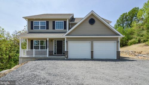 4879 Coatbridge Ln, Walnutport, PA 18088-9385