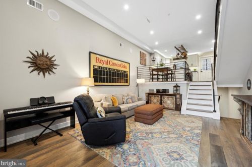 218 Fountain St, Philadelphia, PA 19128-4508