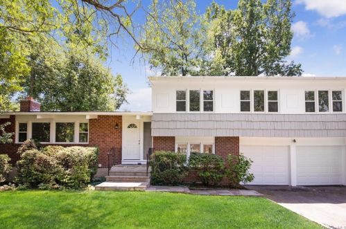22 Woodcut Ln, New Rochelle, NY 10804-3418