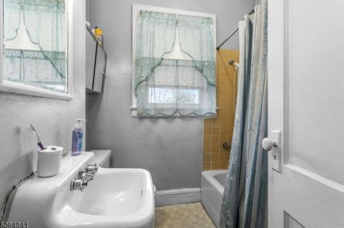 2 Entwistle Ave, Nutley NJ 07110-3210 exterior