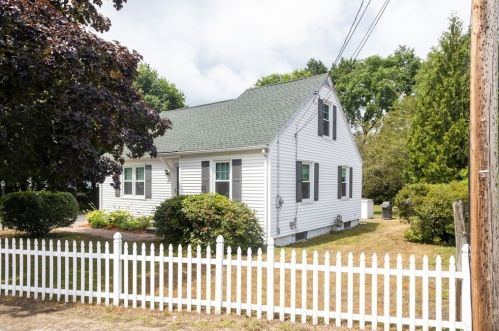 22 Leonard Ave, Dracut, MA 01826-2418