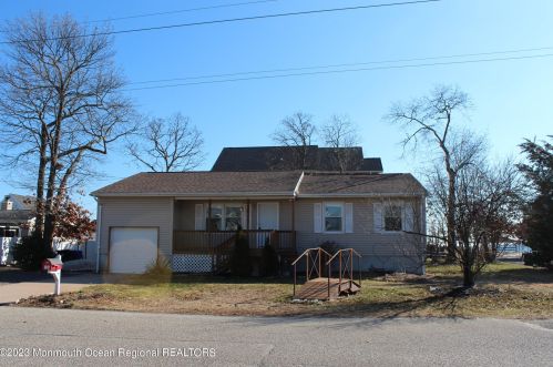 1 Cross Trees Rd, Bricktown, NJ 08723-6714