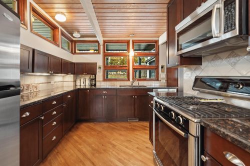 77 Lakeview Dr, Lake Geneva WI  53147-9701 exterior