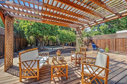 2255 Courtland Ave, Oakland CA 94601-4707 exterior