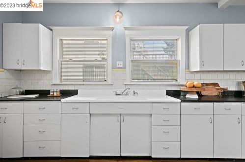 651 Alcatraz Ave, Oakland CA  94609-1005 exterior