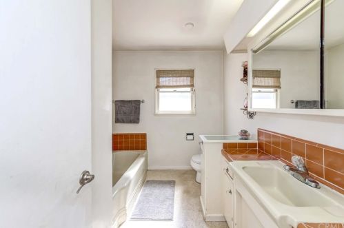 1740 Hickory Ave, Torrance CA 90503-7219 exterior