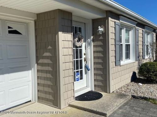 6 Floral Dr, Bricktown, NJ 08723-7846