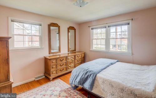 852 Wayside Ln, Tavistock NJ 08033-1047 exterior