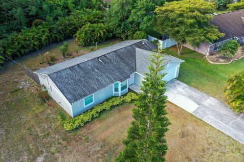 418 Dauphin Ave, Fort Pierce, FL 34953-5852