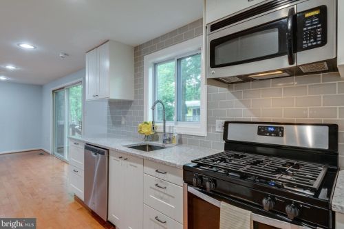 2308 Whitetail Ct, Herndon VA  20191-3018 exterior