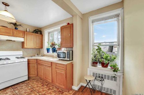 194-18 Hollis Ave, Jamaica, NY 11412-2808