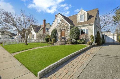74 Custer Ave, Williston Park NY  11596-2301 exterior