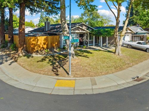 9271 Briles Ct, Elk Grove CA  95624-2451 exterior