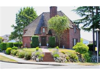 2530 Viewmont Way, Seattle WA  98199-3850 exterior
