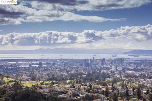 1560 Grand View Dr, Berkeley CA 94705-1637 exterior