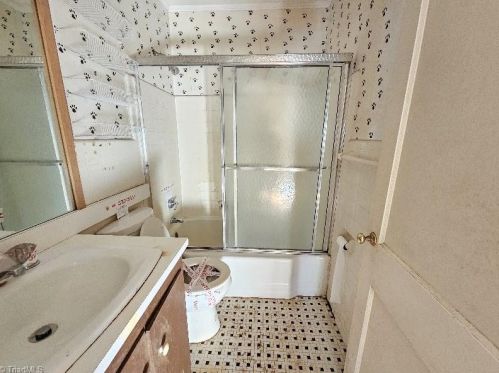 1521 Colonial Ave, Greensboro NC  27408-4907 exterior