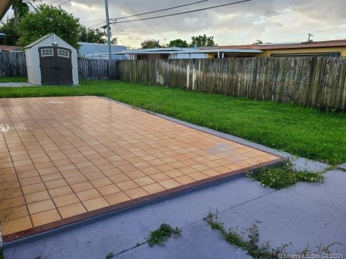 850 50th Pl, Hialeah FL  33012-3420 exterior