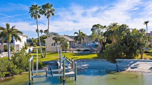 260 Bath Club Blvd, Saint Petersburg, FL 33708-1526