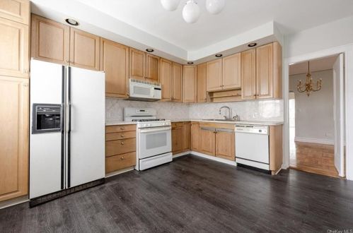 2340 Laconia Ave, Bronx NY  10469-1441 exterior