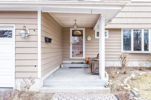 84 Brook Run Ln, Stamford, CT 06905-3001