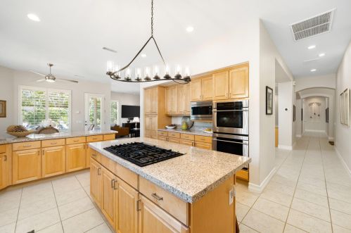 8 King Edward Ct, Rancho Mirage CA  92270-1621 exterior