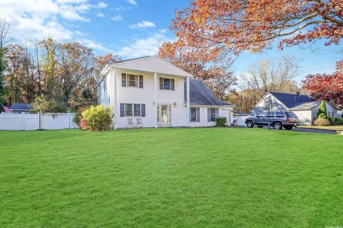 52 Westcliff Dr, Mount Sinai, NY 11766-2220