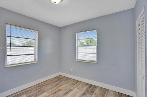 912 32nd St, Hialeah FL  33012-5040 exterior