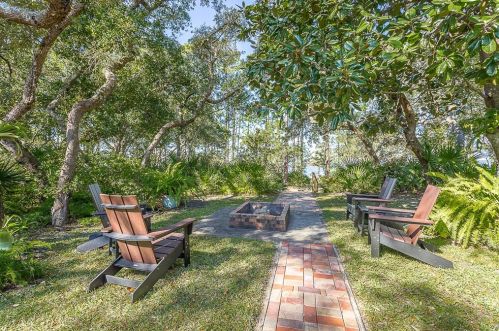 211 Bayshore Dr, Saint George Island FL  32328-3365 exterior