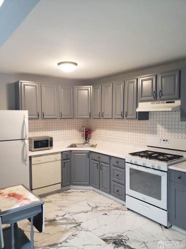 6 Lake Ave, East Brunswick, NJ 08816-1817