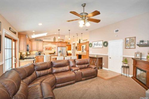 140 10 Ave, Holtsville NY  11742-2312 exterior