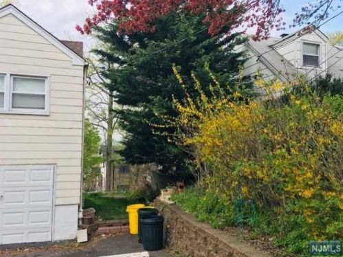 121 Bergen Blvd, Palisades Park NJ  07650-1949 exterior