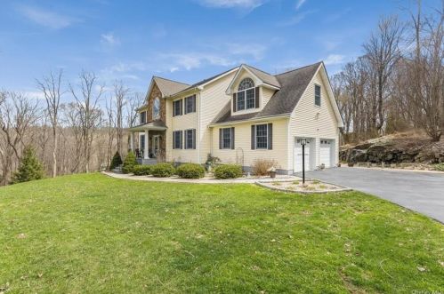 25 Stocum Ave, Mahopac, NY 10541-3052