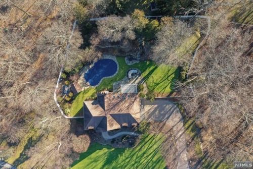 10 Valley Forge Rd, Oakland, NJ 07436-2330