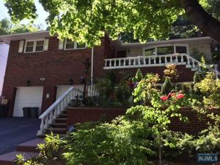 554 Oak St, Ridgefield, NJ 07657-1819