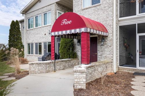 5 Cherokee Cir, Madison WI  53704-8489 exterior